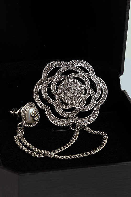 Sixdo Camelia And Heart Bling Bling Brooch